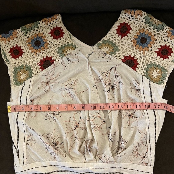 Buckle fancy gimmicks brand shirt with crochet style shoulder and snap closure - Picture 4 of 6